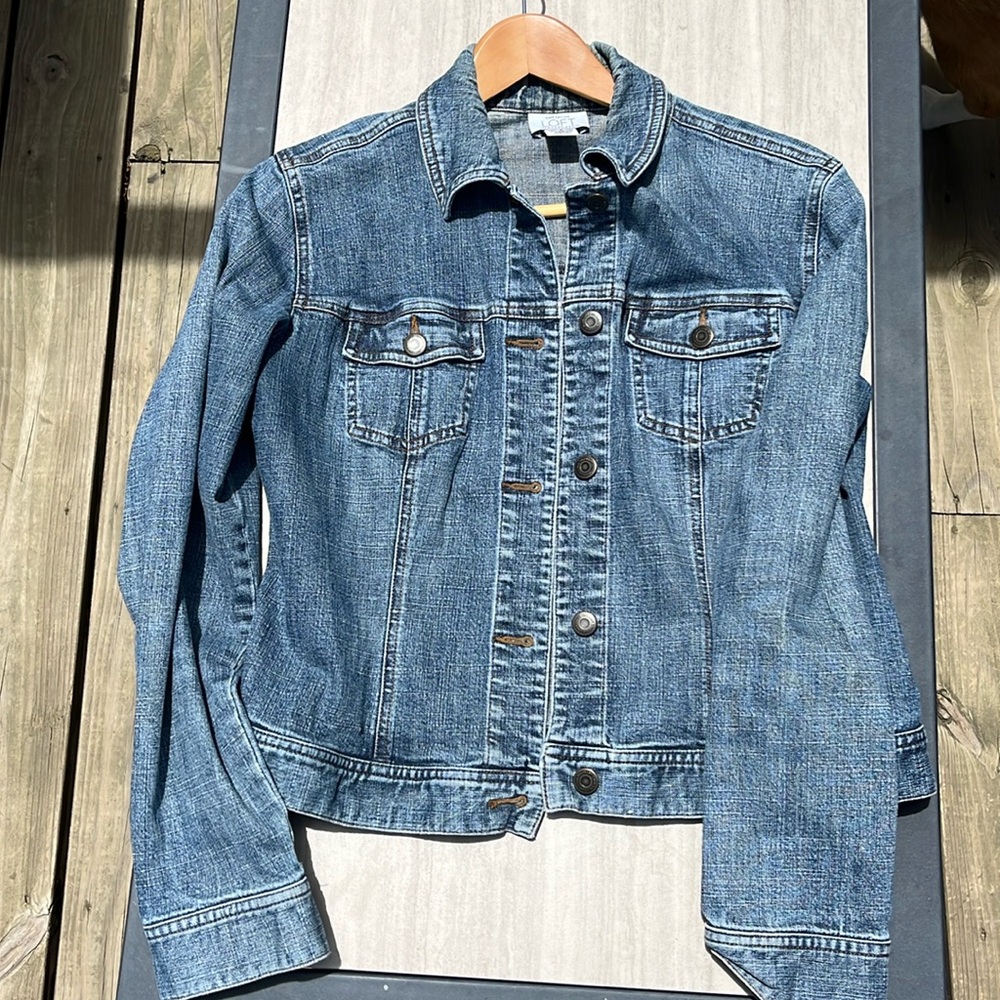Stretch Denim Jean jacket from Ann Taylor Loft size 8. No damage